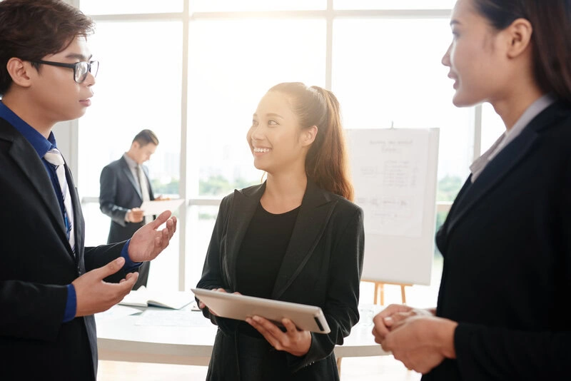 นักธุรกิจประชุมคุยงาน